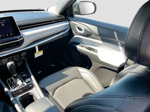 Used 2025 Jeep Compass Latitude image 23