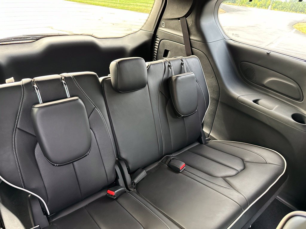 Used 2025 Chrysler Pacifica Limited FWD image 18