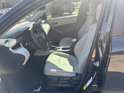 Certified 2025 Toyota Corolla Cross LE image 15