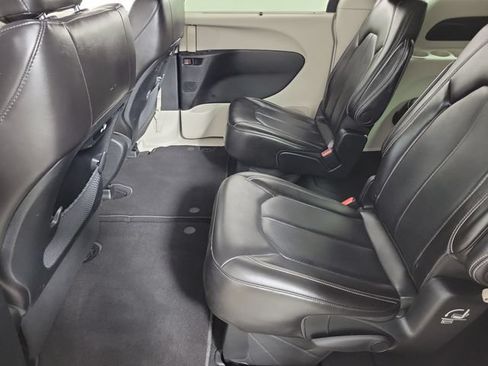 Used 2023 Chrysler Pacifica Touring-L FWD image 12