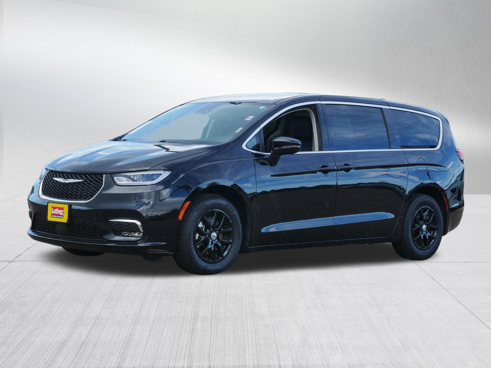 Used 2024 Chrysler Pacifica Touring-L FWD image 3