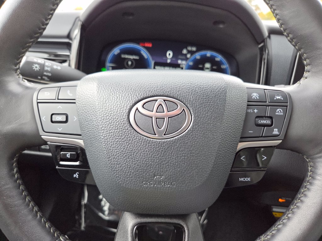 Used 2025 Toyota Camry XLE AWD/4WD image 35