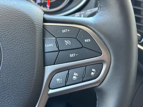 Used 2019 Jeep Cherokee Overland w/ Technology Group AWD/4WD image 27