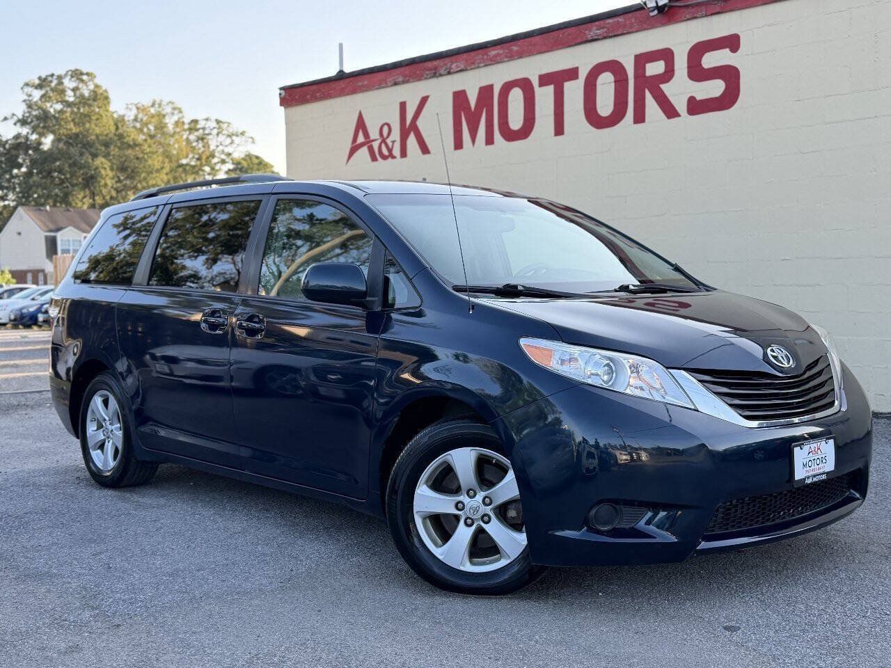 Used 2011 Toyota Sienna LE w/ Towing Pkg FWD image 1