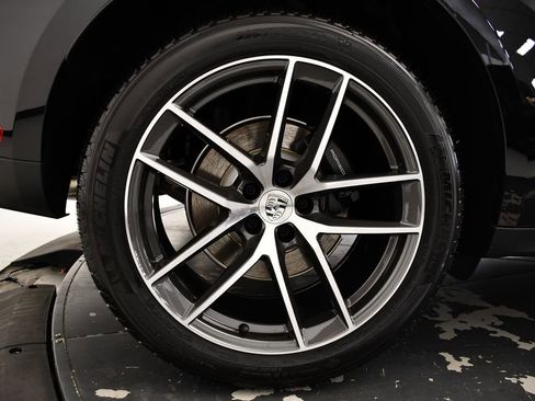 Used 2025 Porsche Macan image 18