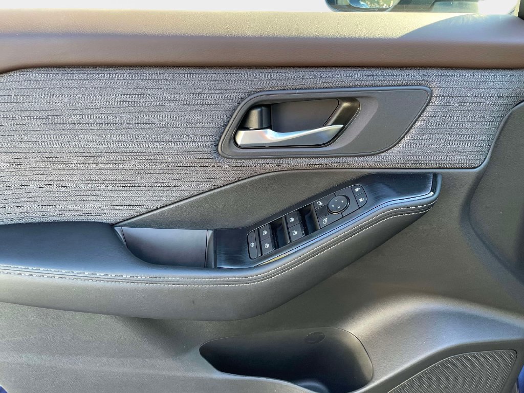 Used 2023 Nissan Rogue SV AWD/4WD image 19