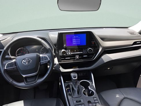 Certified 2024 Toyota Highlander XLE AWD/4WD image 13