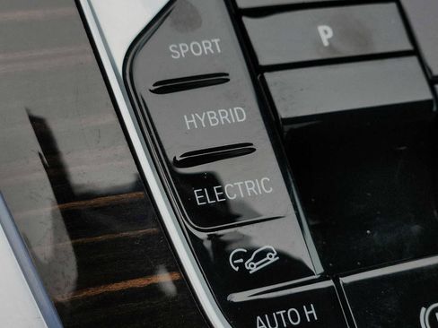 Used 2025 BMW X5 xDrive50e image 24