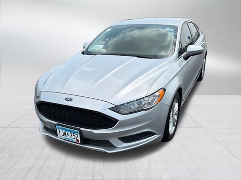 Used 2018 Ford Fusion SE w/ Fusion SE Technology Package FWD image 2