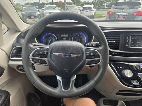 Used 2017 Chrysler Pacifica LX FWD image 50