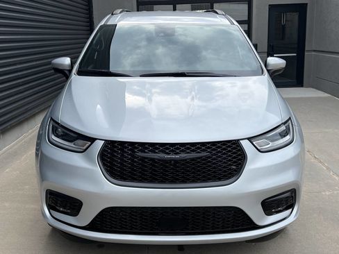 Used 2023 Chrysler Pacifica Touring-L w/ Uconnect Theater Family Group image 4