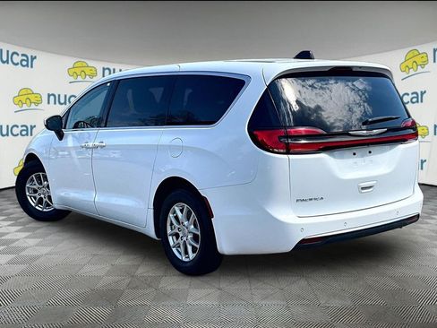 Used 2023 Chrysler Pacifica Touring-L FWD image 4