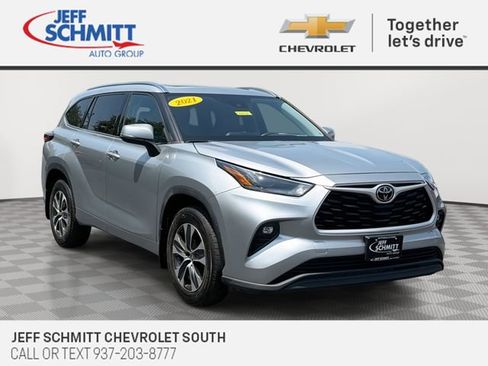 Used 2021 Toyota Highlander XLE AWD/4WD image 1