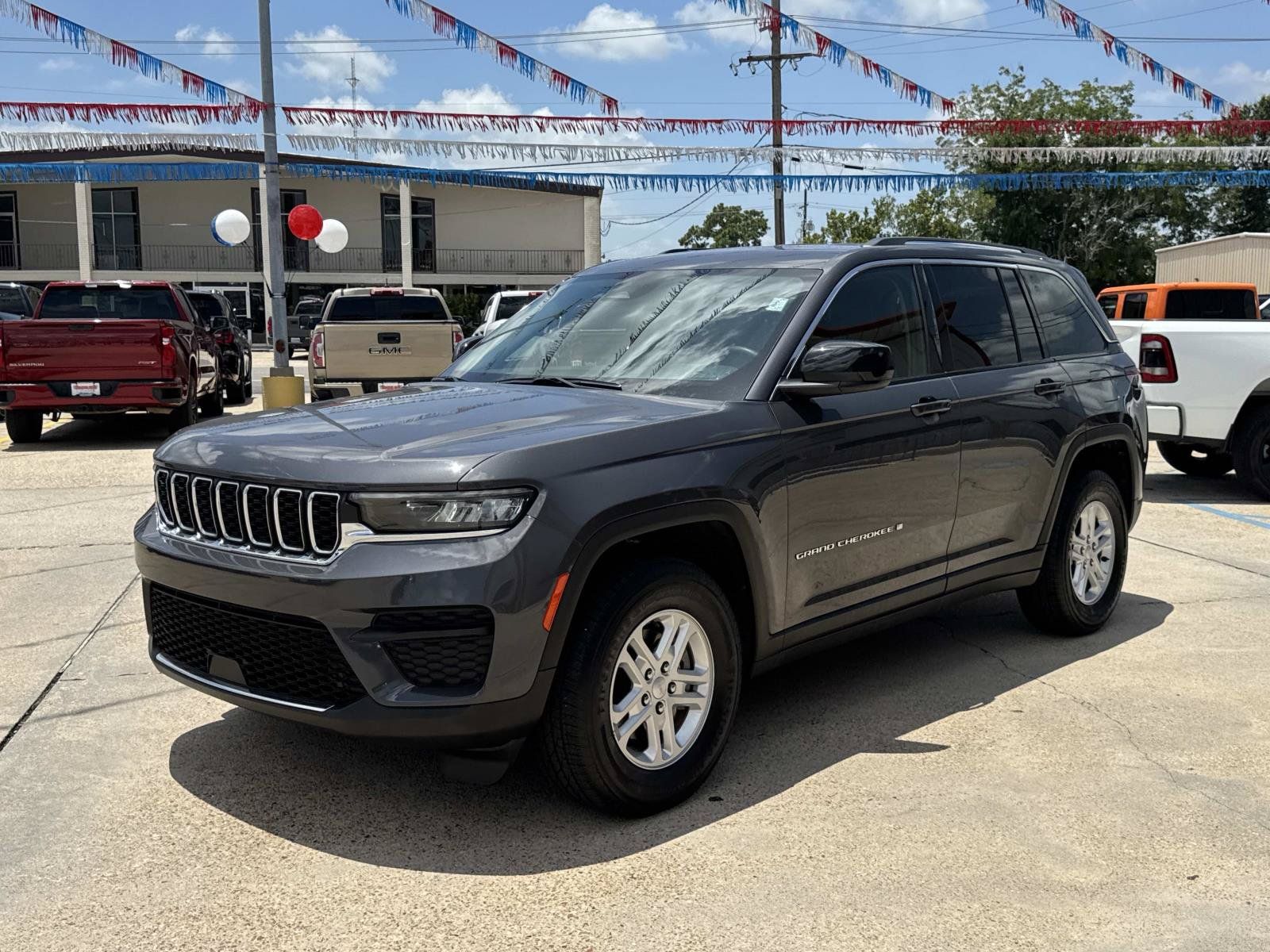 Used 2024 Jeep Grand Cherokee Laredo RWD image 3