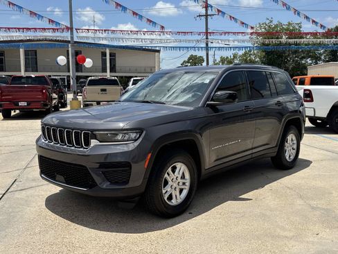 Used 2024 Jeep Grand Cherokee Laredo RWD image 3