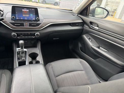 Used 2025 Nissan Altima 2.5 SV image 19