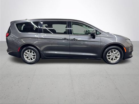 Used 2023 Chrysler Voyager LX FWD image 8