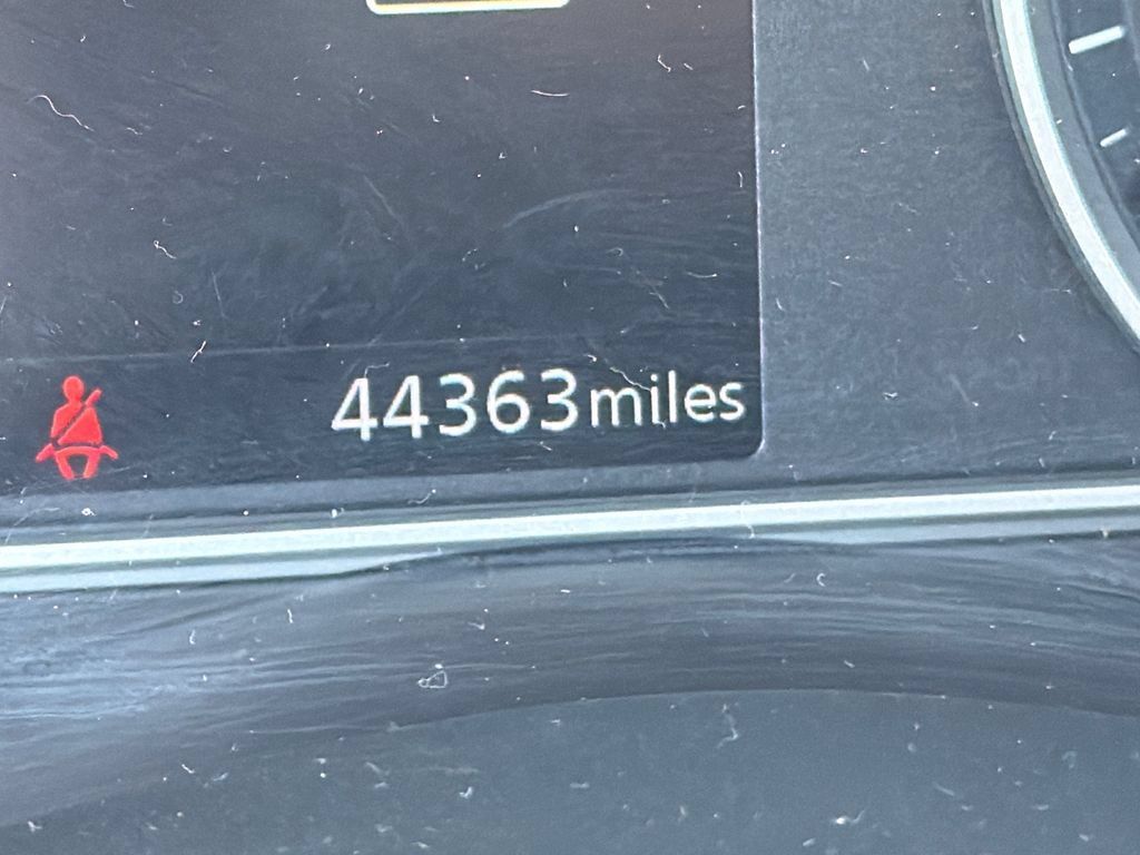 Used 2025 Nissan Versa SV FWD image 4