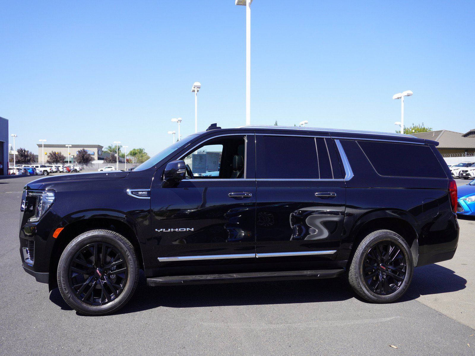 Used 2022 GMC Yukon XL SLT w/ SLT Premium Package AWD/4WD image 6