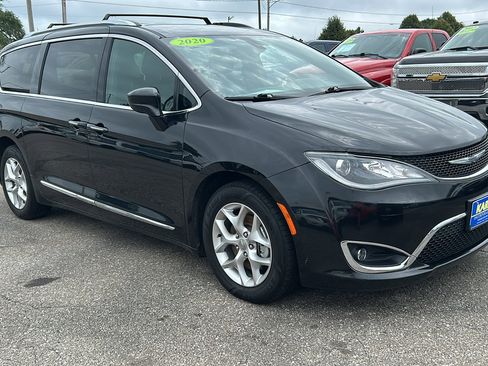 Used 2020 Chrysler Pacifica Touring-L image 6