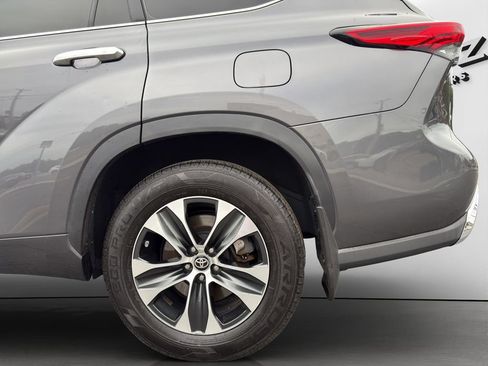 Used 2021 Toyota Highlander XLE AWD/4WD image 25