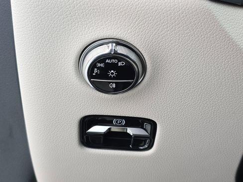 Used 2025 Mercedes-Benz GLC 300 image 25