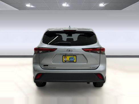 Used 2020 Toyota Highlander LE AWD/4WD image 8