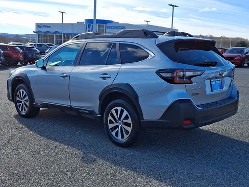 Used 2023 Subaru Outback Premium image 4