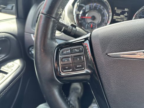 Used 2016 Chrysler Town & Country S w/ Driver Convenience Group FWD image 18