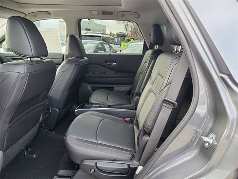 New 2025 Nissan Pathfinder SL image 5