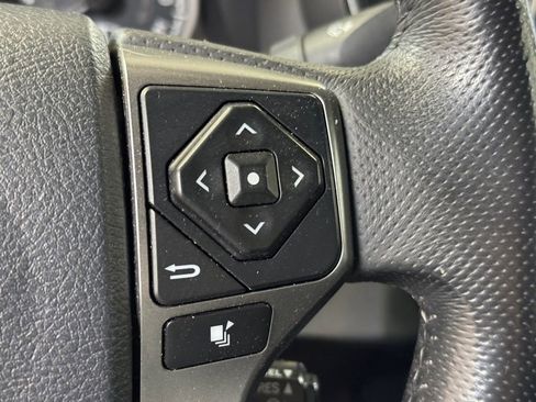 Used 2018 Toyota Tacoma SR5 w/ Four Season Floor Mat Package AWD/4WD image 33