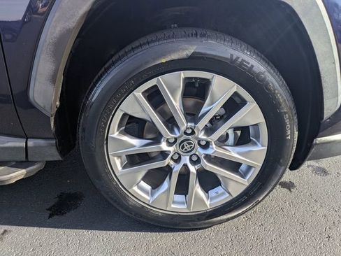 Used 2021 Toyota RAV4 XLE Premium image 11