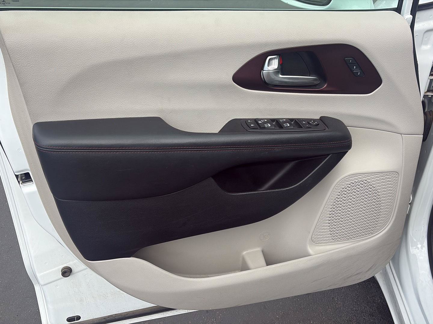 Used 2020 Chrysler Pacifica Limited FWD image 9