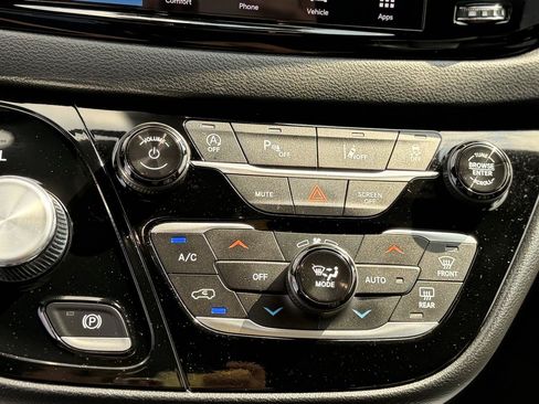 Used 2026 Chrysler Pacifica Select FWD image 32