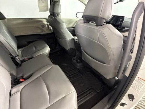 Used 2022 Toyota Sienna XLE FWD image 27