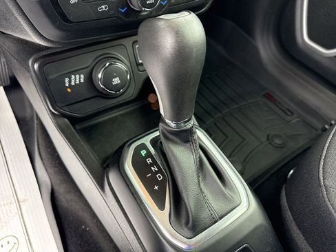 Used 2019 Jeep Renegade Latitude w/ Cold Weather Group image 19