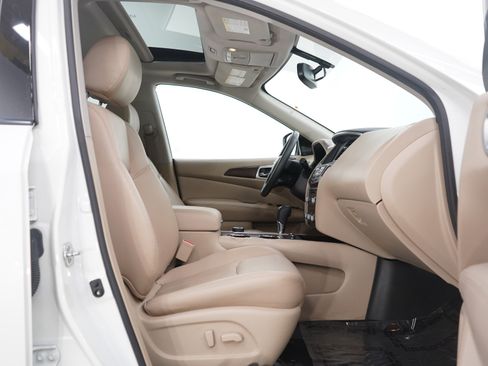 Used 2017 Nissan Pathfinder Platinum image 11