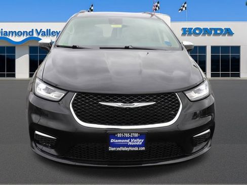 Used 2023 Chrysler Pacifica Limited image 2