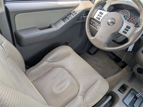 Used 2014 Nissan Frontier SL w/ SL Moonroof Package image 17