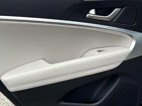 Used 2023 Genesis G70 2.0T RWD image 12