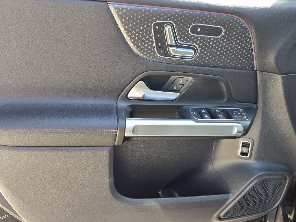 Used 2025 Mercedes-Benz GLB 250 4MATIC image 18