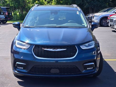 Used 2022 Chrysler Pacifica Touring-L FWD image 3