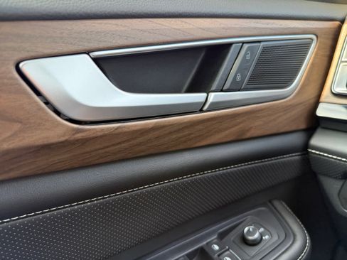 Used 2024 Volkswagen Atlas SE image 25