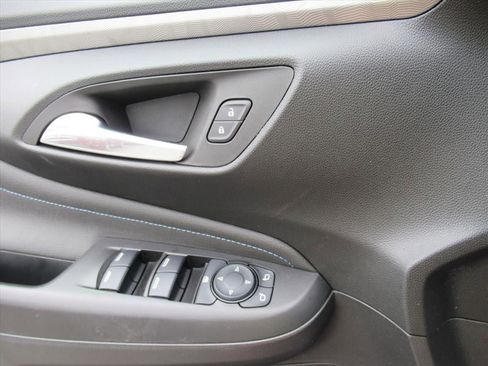 Used 2025 Buick Envista Sport Touring w/ Convenience I Package FWD image 18