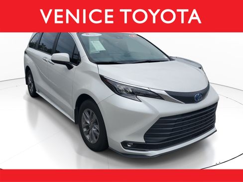 Used 2025 Toyota Sienna XLE FWD image 1