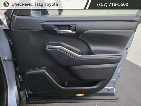 Used 2023 Toyota Highlander XLE image 47