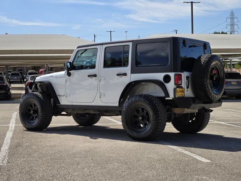 Used 2015 Jeep Wrangler Unlimited Rubicon w/ Connectivity Group AWD/4WD image 5