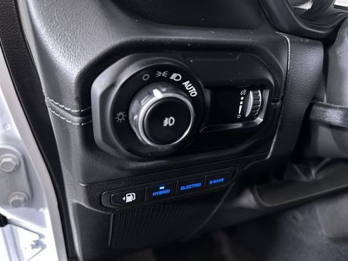 Used 2024 Jeep Wrangler Unlimited Sahara w/ Technology Group AWD/4WD image 18