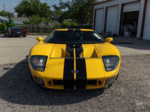Used 2005 Ford GT RWD image 11