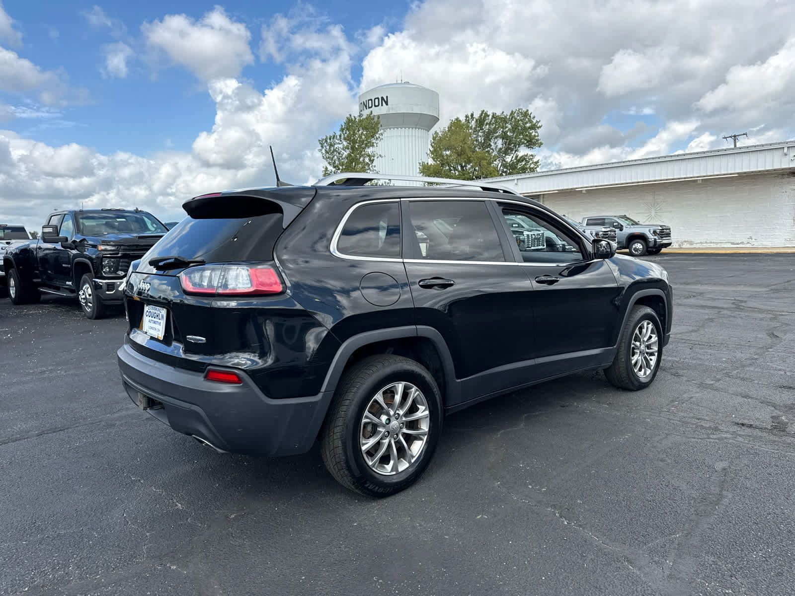 Used 2019 Jeep Cherokee Latitude Plus w/ Cold Weather Group AWD/4WD image 5